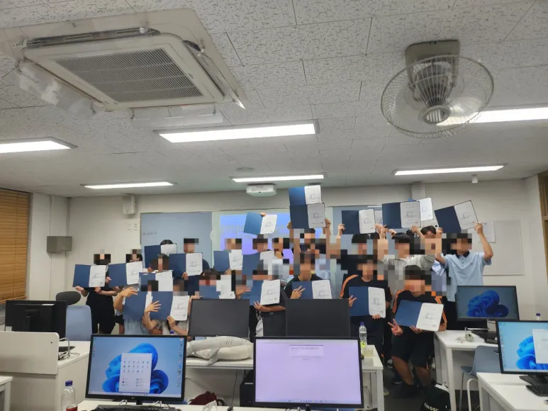 학생들이 컴퓨터 실습실에서 언리얼엔진 프로젝트 수업에 참여하는 모습